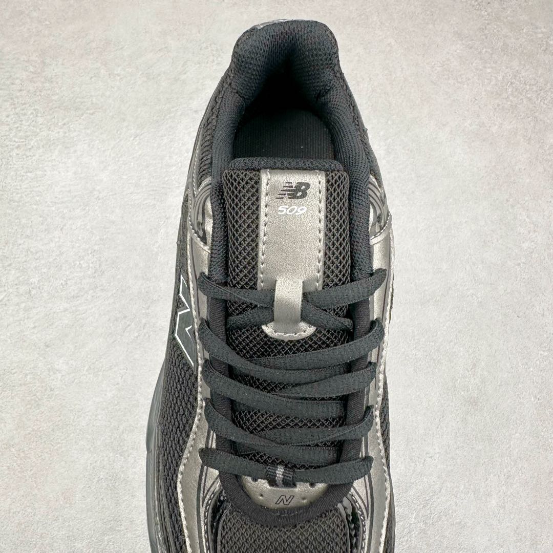 图片[5]-New Balance 推出了全新鞋款。这次复刻的 U509 是基于他们经典档案中的 509 跑鞋，赋予其全新的现代设计。虽然保留了原有的轮廓，但也根据当下潮流做了升级调整。相比之前的 509，新款 U509 的轮廓变得更加利落，侧面的皮革细节也增强了运动感。此外，鞋面采用了更大孔的网眼材质，让整体设计看起来更加潮流、时尚。-选品中心
