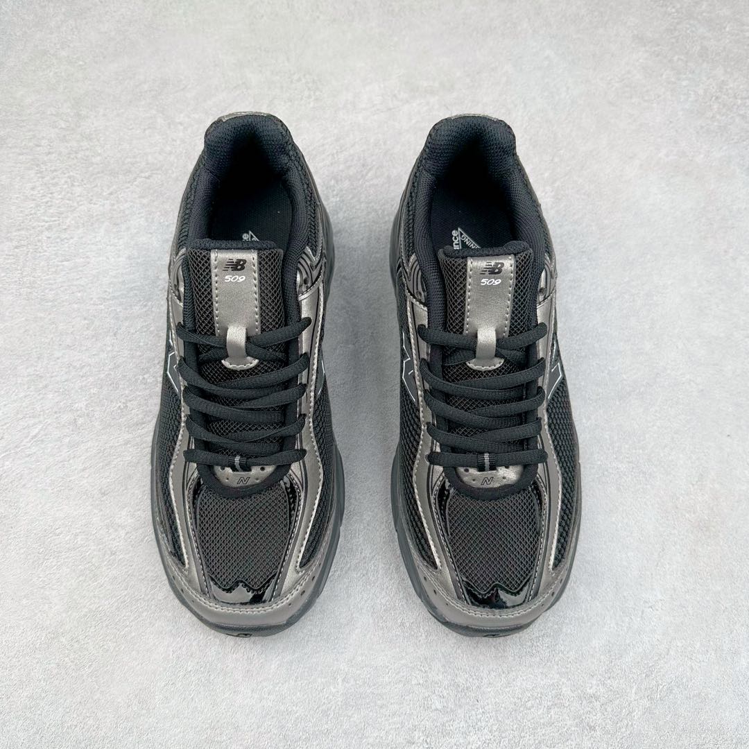 图片[2]-New Balance 推出了全新鞋款。这次复刻的 U509 是基于他们经典档案中的 509 跑鞋，赋予其全新的现代设计。虽然保留了原有的轮廓，但也根据当下潮流做了升级调整。相比之前的 509，新款 U509 的轮廓变得更加利落，侧面的皮革细节也增强了运动感。此外，鞋面采用了更大孔的网眼材质，让整体设计看起来更加潮流、时尚。-选品中心