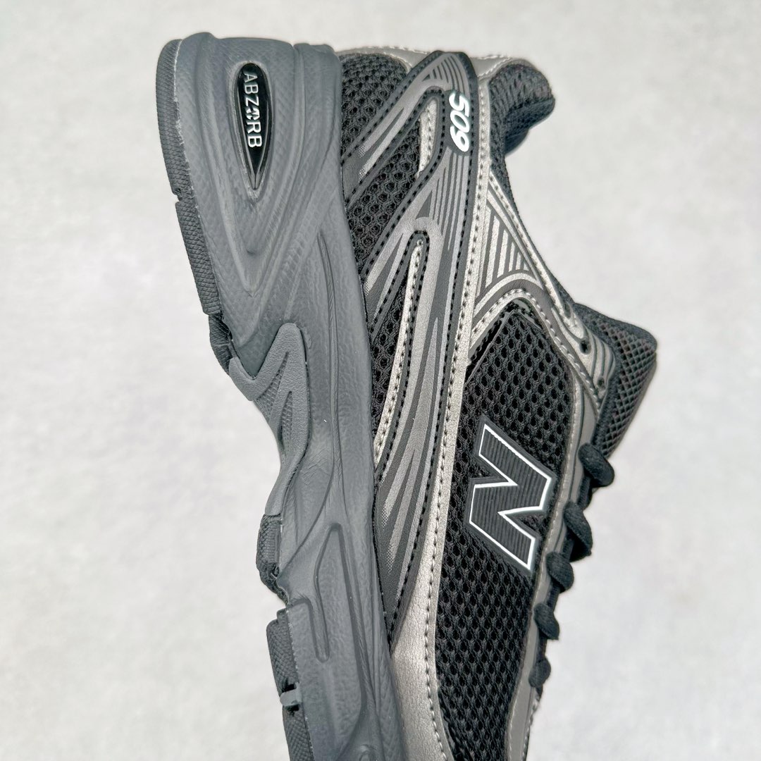 图片[6]-New Balance 推出了全新鞋款。这次复刻的 U509 是基于他们经典档案中的 509 跑鞋，赋予其全新的现代设计。虽然保留了原有的轮廓，但也根据当下潮流做了升级调整。相比之前的 509，新款 U509 的轮廓变得更加利落，侧面的皮革细节也增强了运动感。此外，鞋面采用了更大孔的网眼材质，让整体设计看起来更加潮流、时尚。-选品中心