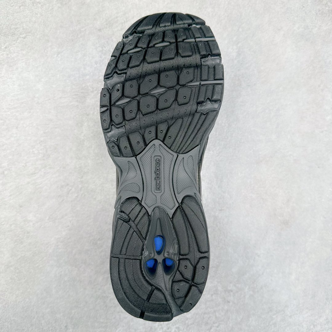 图片[9]-New Balance 推出了全新鞋款。这次复刻的 U509 是基于他们经典档案中的 509 跑鞋，赋予其全新的现代设计。虽然保留了原有的轮廓，但也根据当下潮流做了升级调整。相比之前的 509，新款 U509 的轮廓变得更加利落，侧面的皮革细节也增强了运动感。此外，鞋面采用了更大孔的网眼材质，让整体设计看起来更加潮流、时尚。-选品中心