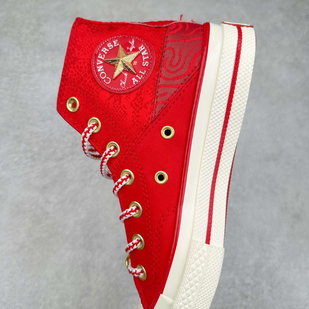 图片[7]-CONVERSE | 1970s 🐍鸿运当头 2024年匡威蛇年生肖限定🧧震撼上市 🐍鞋面采用红色提花布搭配梭织面料拼接而成 把年味拉满 蛇鳞提花纹理设计 国风味道十足！ 🐍鞋舌融入金色然设计 寓意龙抬头！ 彰显中国元素 两幅鞋带可任意切换 金属蛇鞋扣大红色蛇鳞鞋面新年氛围感真的太强烈了 将中国传统的蛇元素与现代设计完美融合展现出独特的魅力 无论是鞋底还是鞋带 都流露出独特的新年元素 彰显出对中国传统文化的尊重和传承 这款鞋收藏价值十足 匡威蛇年限定款绝不容错过‼️ 货号：A13349C 尺码：35 36 36.5 37 37.5 38 39 39.5 40 41 41.5 42 42.5 43 44-选品中心