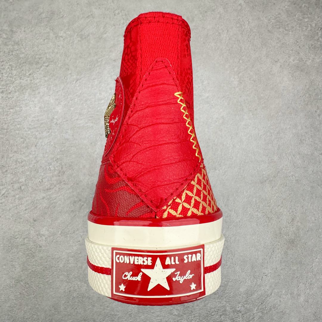 图片[8]-CONVERSE | 1970s 🐍鸿运当头 2024年匡威蛇年生肖限定🧧震撼上市 🐍鞋面采用红色提花布搭配梭织面料拼接而成 把年味拉满 蛇鳞提花纹理设计 国风味道十足！ 🐍鞋舌融入金色然设计 寓意龙抬头！ 彰显中国元素 两幅鞋带可任意切换 金属蛇鞋扣大红色蛇鳞鞋面新年氛围感真的太强烈了 将中国传统的蛇元素与现代设计完美融合展现出独特的魅力 无论是鞋底还是鞋带 都流露出独特的新年元素 彰显出对中国传统文化的尊重和传承 这款鞋收藏价值十足 匡威蛇年限定款绝不容错过‼️ 货号：A13349C 尺码：35 36 36.5 37 37.5 38 39 39.5 40 41 41.5 42 42.5 43 44-选品中心
