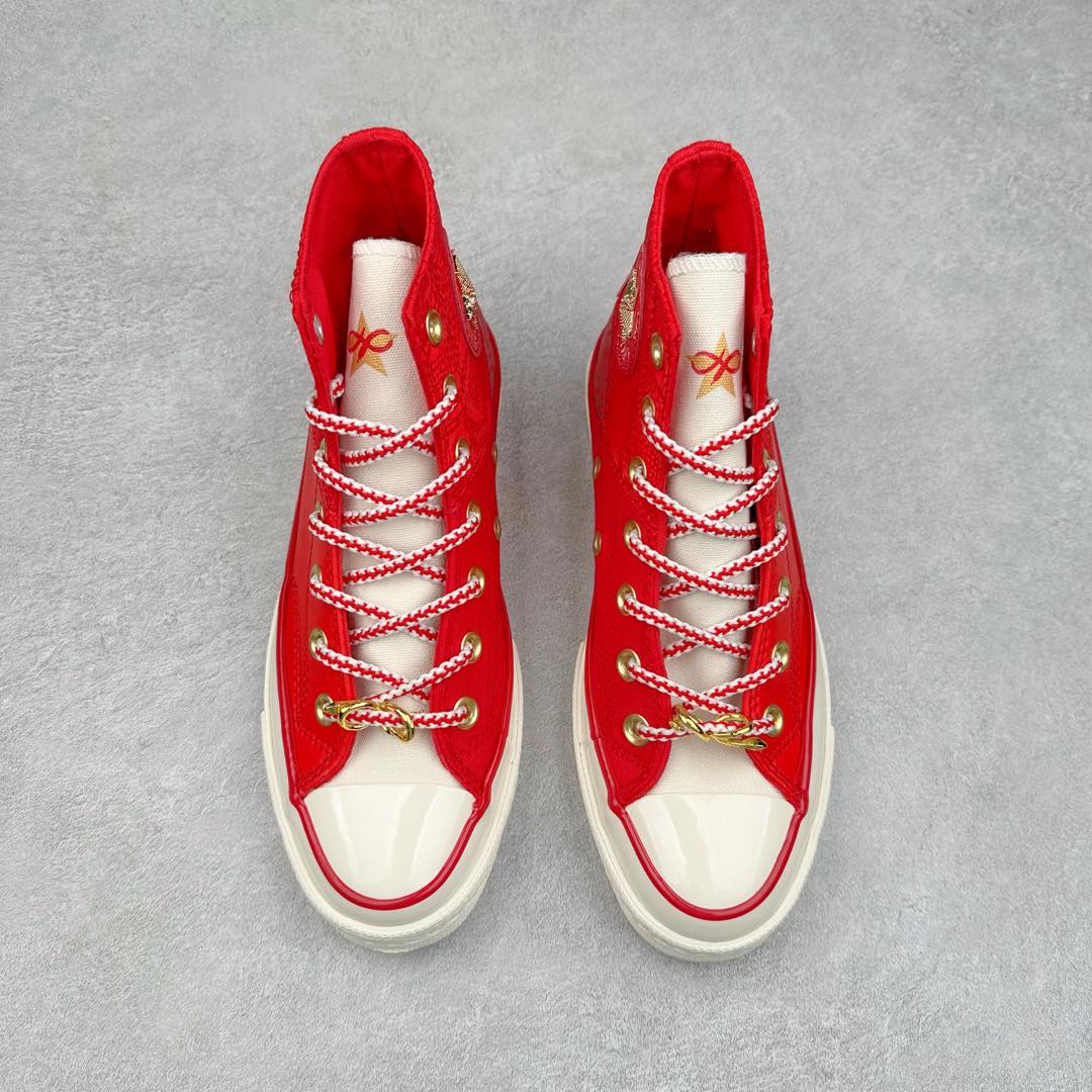 图片[2]-CONVERSE | 1970s 🐍鸿运当头 2024年匡威蛇年生肖限定🧧震撼上市 🐍鞋面采用红色提花布搭配梭织面料拼接而成 把年味拉满 蛇鳞提花纹理设计 国风味道十足！ 🐍鞋舌融入金色然设计 寓意龙抬头！ 彰显中国元素 两幅鞋带可任意切换 金属蛇鞋扣大红色蛇鳞鞋面新年氛围感真的太强烈了 将中国传统的蛇元素与现代设计完美融合展现出独特的魅力 无论是鞋底还是鞋带 都流露出独特的新年元素 彰显出对中国传统文化的尊重和传承 这款鞋收藏价值十足 匡威蛇年限定款绝不容错过‼️ 货号：A13349C 尺码：35 36 36.5 37 37.5 38 39 39.5 40 41 41.5 42 42.5 43 44-选品中心
