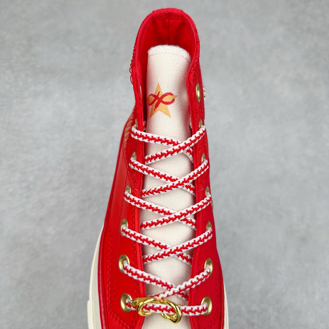 图片[5]-CONVERSE | 1970s 🐍鸿运当头 2024年匡威蛇年生肖限定🧧震撼上市 🐍鞋面采用红色提花布搭配梭织面料拼接而成 把年味拉满 蛇鳞提花纹理设计 国风味道十足！ 🐍鞋舌融入金色然设计 寓意龙抬头！ 彰显中国元素 两幅鞋带可任意切换 金属蛇鞋扣大红色蛇鳞鞋面新年氛围感真的太强烈了 将中国传统的蛇元素与现代设计完美融合展现出独特的魅力 无论是鞋底还是鞋带 都流露出独特的新年元素 彰显出对中国传统文化的尊重和传承 这款鞋收藏价值十足 匡威蛇年限定款绝不容错过‼️ 货号：A13349C 尺码：35 36 36.5 37 37.5 38 39 39.5 40 41 41.5 42 42.5 43 44-选品中心