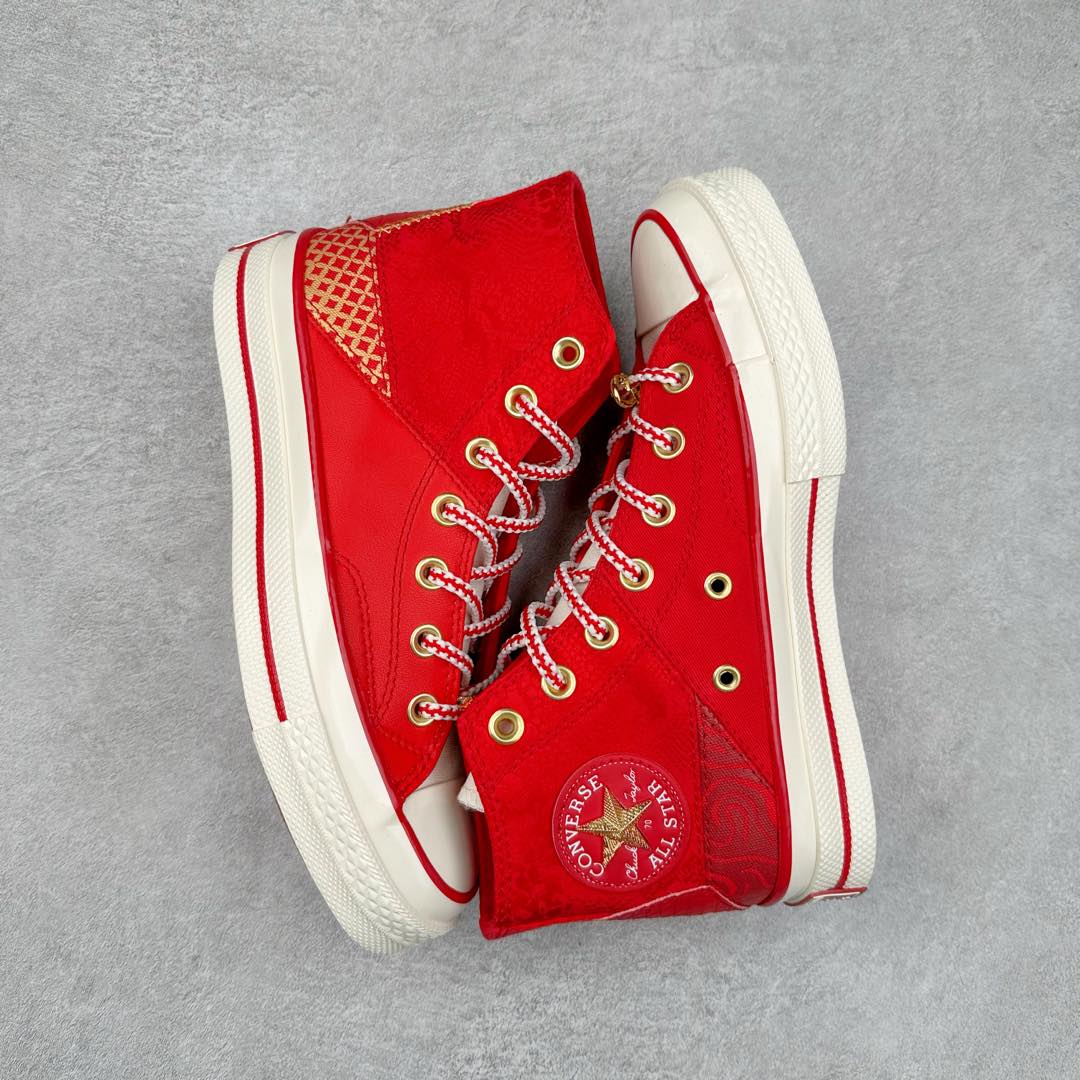 图片[3]-CONVERSE | 1970s 🐍鸿运当头 2024年匡威蛇年生肖限定🧧震撼上市 🐍鞋面采用红色提花布搭配梭织面料拼接而成 把年味拉满 蛇鳞提花纹理设计 国风味道十足！ 🐍鞋舌融入金色然设计 寓意龙抬头！ 彰显中国元素 两幅鞋带可任意切换 金属蛇鞋扣大红色蛇鳞鞋面新年氛围感真的太强烈了 将中国传统的蛇元素与现代设计完美融合展现出独特的魅力 无论是鞋底还是鞋带 都流露出独特的新年元素 彰显出对中国传统文化的尊重和传承 这款鞋收藏价值十足 匡威蛇年限定款绝不容错过‼️ 货号：A13349C 尺码：35 36 36.5 37 37.5 38 39 39.5 40 41 41.5 42 42.5 43 44-选品中心
