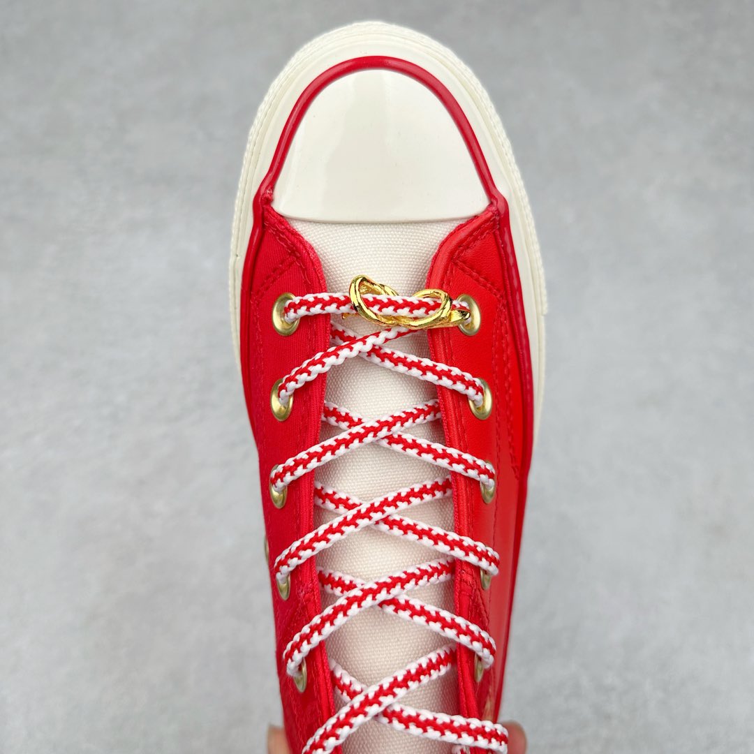 图片[4]-CONVERSE | 1970s 🐍鸿运当头 2024年匡威蛇年生肖限定🧧震撼上市 🐍鞋面采用红色提花布搭配梭织面料拼接而成 把年味拉满 蛇鳞提花纹理设计 国风味道十足！ 🐍鞋舌融入金色然设计 寓意龙抬头！ 彰显中国元素 两幅鞋带可任意切换 金属蛇鞋扣大红色蛇鳞鞋面新年氛围感真的太强烈了 将中国传统的蛇元素与现代设计完美融合展现出独特的魅力 无论是鞋底还是鞋带 都流露出独特的新年元素 彰显出对中国传统文化的尊重和传承 这款鞋收藏价值十足 匡威蛇年限定款绝不容错过‼️ 货号：A13349C 尺码：35 36 36.5 37 37.5 38 39 39.5 40 41 41.5 42 42.5 43 44-选品中心