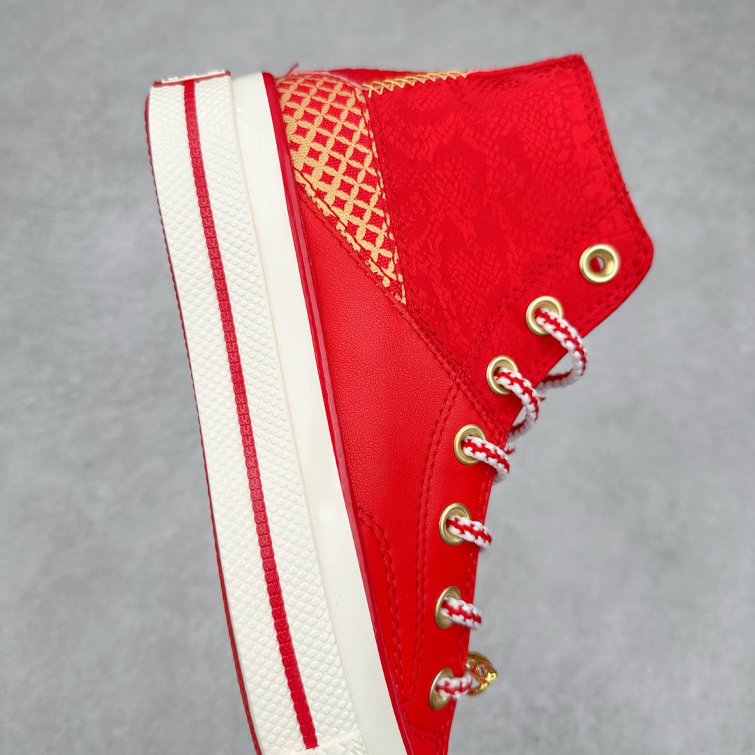 图片[6]-CONVERSE | 1970s 🐍鸿运当头 2024年匡威蛇年生肖限定🧧震撼上市 🐍鞋面采用红色提花布搭配梭织面料拼接而成 把年味拉满 蛇鳞提花纹理设计 国风味道十足！ 🐍鞋舌融入金色然设计 寓意龙抬头！ 彰显中国元素 两幅鞋带可任意切换 金属蛇鞋扣大红色蛇鳞鞋面新年氛围感真的太强烈了 将中国传统的蛇元素与现代设计完美融合展现出独特的魅力 无论是鞋底还是鞋带 都流露出独特的新年元素 彰显出对中国传统文化的尊重和传承 这款鞋收藏价值十足 匡威蛇年限定款绝不容错过‼️ 货号：A13349C 尺码：35 36 36.5 37 37.5 38 39 39.5 40 41 41.5 42 42.5 43 44-选品中心