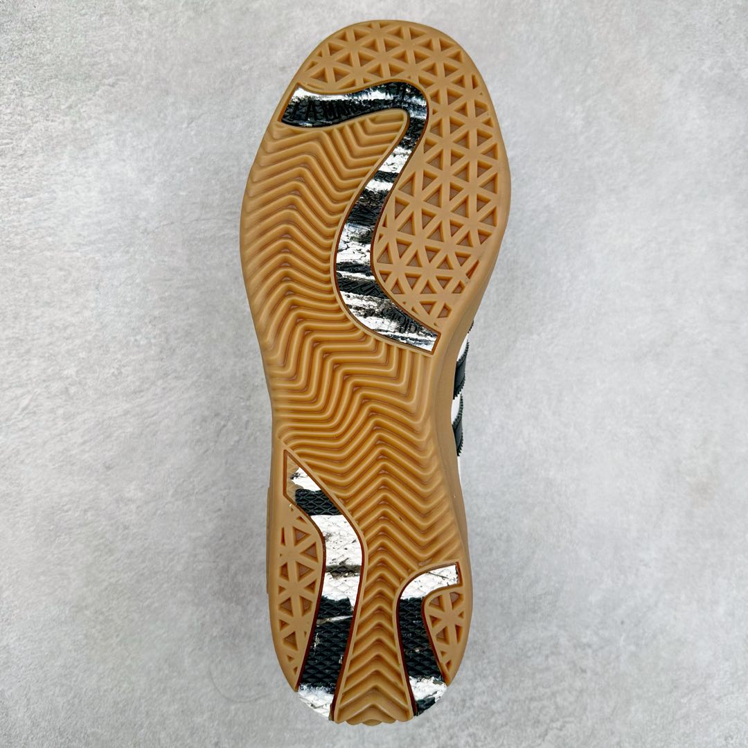 图片[9]-PALACE x AD Originals PUIG SAMBA 货号：HQ6098 / HQ6099 / HQ6100 作为 SAMBA 系列的改款，PALACE 与 adidas Originals 的联名如今已经成为潮流圈、球鞋圈独树一帜的象征。双方共计带来三款配色，鞋款设计上后跟的 PALACE 彭罗斯三角 LOGO 也足够彰显自身的与众不同。尺码：36 36.5 37.5 38 38.5 39 40 40.5 41 42 42.5 43 44 44.5 45-选品中心