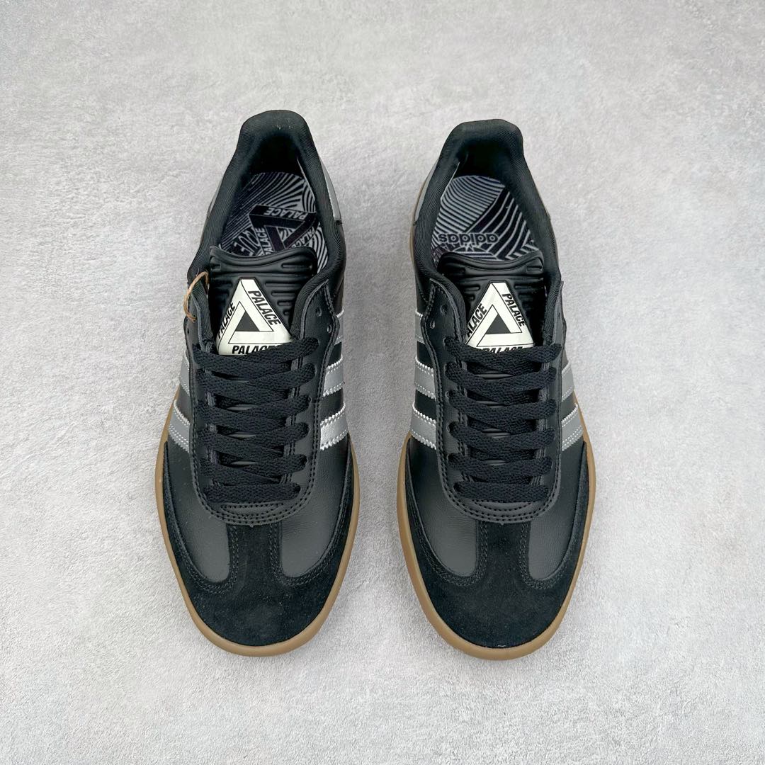 图片[2]-PALACE x AD Originals PUIG SAMBA 货号：HQ6098 / HQ6099 / HQ6100 作为 SAMBA 系列的改款，PALACE 与 adidas Originals 的联名如今已经成为潮流圈、球鞋圈独树一帜的象征。双方共计带来三款配色，鞋款设计上后跟的 PALACE 彭罗斯三角 LOGO 也足够彰显自身的与众不同。尺码：36 36.5 37.5 38 38.5 39 40 40.5 41 42 42.5 43 44 44.5 45-选品中心