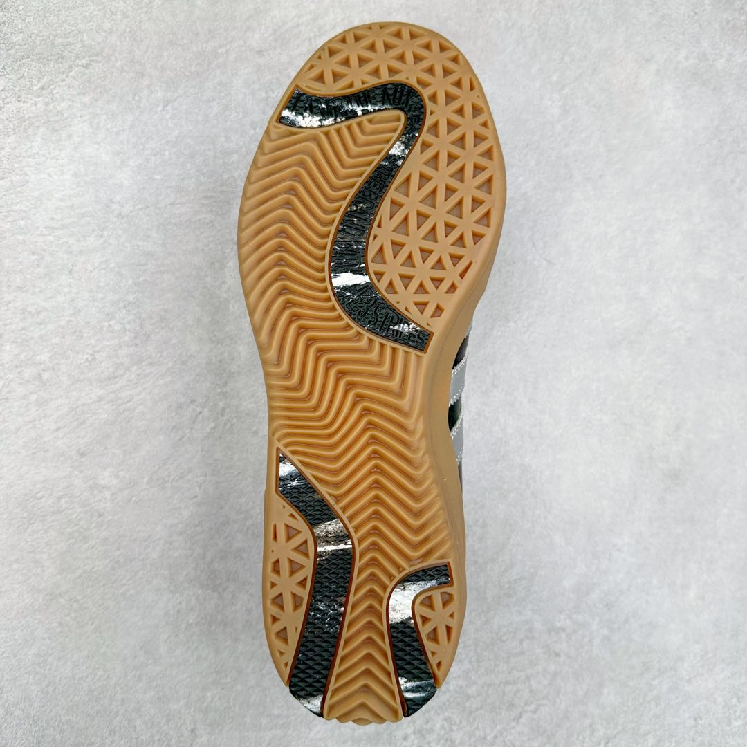 图片[9]-PALACE x AD Originals PUIG SAMBA 货号：HQ6098 / HQ6099 / HQ6100 作为 SAMBA 系列的改款，PALACE 与 adidas Originals 的联名如今已经成为潮流圈、球鞋圈独树一帜的象征。双方共计带来三款配色，鞋款设计上后跟的 PALACE 彭罗斯三角 LOGO 也足够彰显自身的与众不同。尺码：36 36.5 37.5 38 38.5 39 40 40.5 41 42 42.5 43 44 44.5 45-选品中心