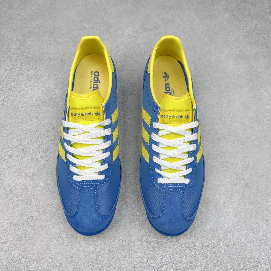 图片[2]-AD SL72 RS系列德训足球风百搭低帮休闲运动板鞋 JH6701 阿迪达斯Originals推出复古「T头鞋」造型的SL72鞋款复刻，有男女两款可选。男生款为SL72RS，鞋型挺立饱满，鞋底增加高度，采用麂皮与布面制作，符合复古氛围；女生款为SL72OGW，致敬经典款式，鞋身纤细，还原70年代设计，以绿色呈现，点缀金色细节。多款配色可选。「T 头鞋」这两年有多火大家见到了吧？明星、穿搭博主几乎人手一双，凭借复古味的外观，以及亲民的价格，同样成为了不少球鞋玩家日常上脚首选。近日 adidas Originals 将有「T 头鞋」造型的诞生于 1972 年的 SL72 鞋款复刻带回，各位买鞋又有新选择了。1972 年 SL72 问世后，引领了后来阿迪达斯的跑鞋发展方向，其中「SL」代表了 Super Light，彰显了产品轻便的特性。1972 年 SL72 问世后，引领了后来阿迪达斯的跑鞋发展方向，其中「SL」代表了 Super Light，彰显了产品轻便的特性。这次 adidas Originals 延续其轻质经典的基因，带来男女两款 SL72。男生款带来 SL72 RS 鞋型，RS 意为 Reshaped（重塑），鞋款在保留了经典的外观基础上，在尼龙材质里增加了填充物，使鞋型更加挺立和饱满，鞋头则更加圆润，鞋底的 EVA 材质则增加了鞋款的高度。女生款则带来 SL72 OG W 鞋型，OG 顾名思义则是致敬经典款式，相较于 RS（Reshaped）鞋款，鞋身更加纤细，其整体鞋身轮廓、线条、细节、材质上尊崇 70 年代 SL72 的设计，还原经典味道。尺码：36 36⅔ 37⅓ 38 38⅔ 39⅓ 40 40⅔ 41⅓ 42 42⅔ 43⅓ 44 44⅔ 45-选品中心