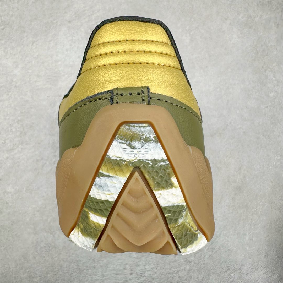 图片[8]-PALACE x AD Originals PUIG SAMBA 货号：HQ6098 / HQ6099 / HQ6100 作为 SAMBA 系列的改款，PALACE 与 adidas Originals 的联名如今已经成为潮流圈、球鞋圈独树一帜的象征。双方共计带来三款配色，鞋款设计上后跟的 PALACE 彭罗斯三角 LOGO 也足够彰显自身的与众不同。尺码：36 36.5 37.5 38 38.5 39 40 40.5 41 42 42.5 43 44 44.5 45-选品中心