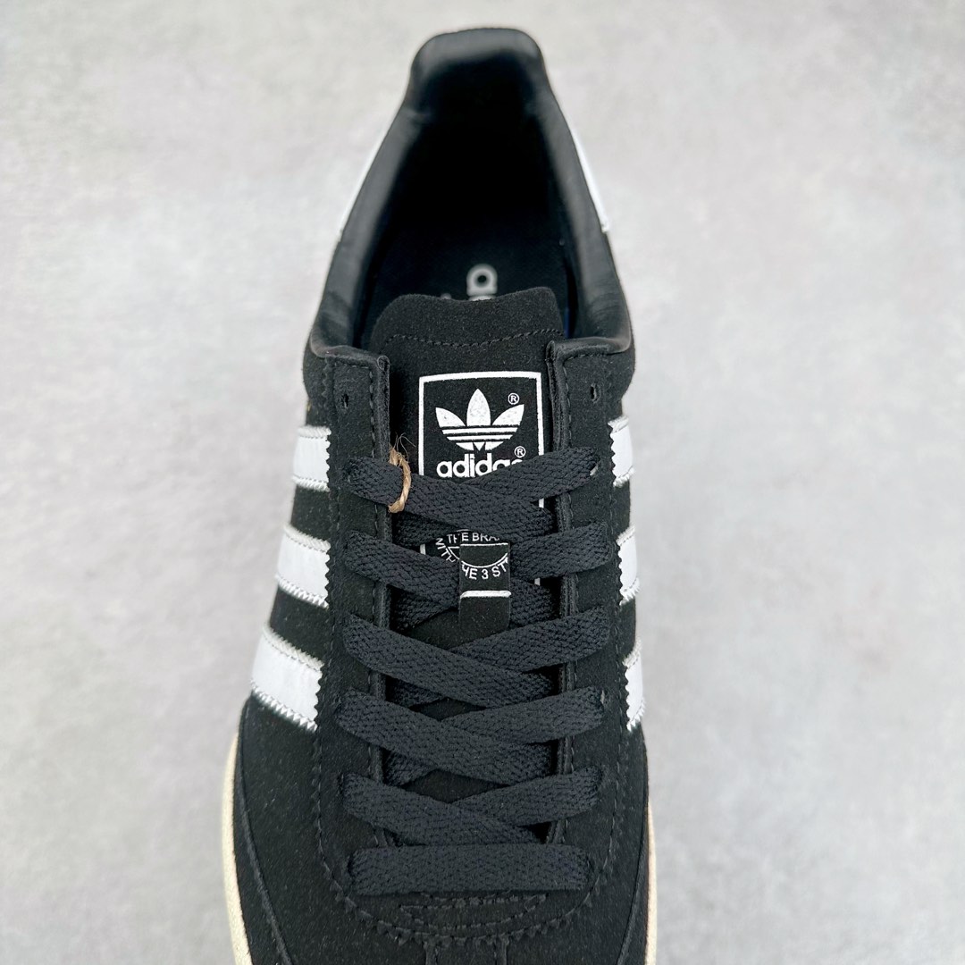 图片[5]-AD Originals Jeans 复古低帮时尚板鞋 GW1399 看它第一眼 你觉得它像不像 当下热门鞋款 \\\”Samba\\\” 哈哈 它其实是诞生于 1979 年的\\\”古早感\\\” 鞋款Jeans MKIl0相较于 MK! MKII在鞋头、中底、后跟均加有TPU 支撑或橡胶保护 这次的复刻使用皮革、翻毛皮打造 简约的鞋型 穿着的轻便 在\\\”Cleanfit\\\”风潮下 它值得你收入囊中 尺码：36 36.5 37 38 38.5 39 40 40.5 41 42 42.5 43 44 44.5 45-选品中心