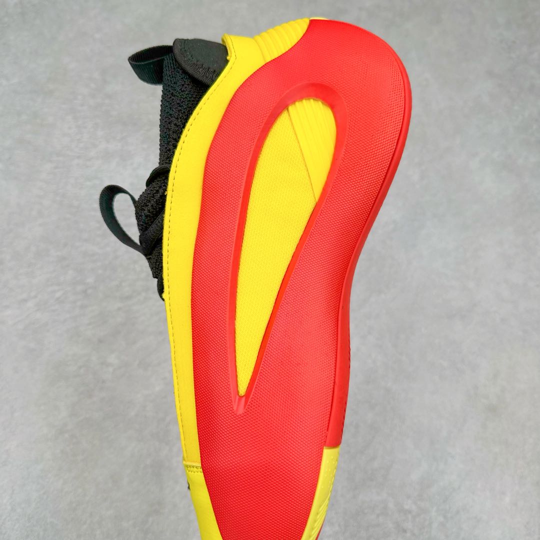 图片[7]-AD Harden Vol. 8 哈登八代签名篮球鞋 IE2688 采用了“袜套式”设计，在十多年前这一设计极为风靡，将帅气和简洁融为一体。现在Harden Vol. 8将袜套鞋领重新拾起，并配合内靴，易穿脱且包裹佳。泪滴形EVA结构骨架提供横向支持和快速移动时的稳定性。全掌JET BOOST科技提供缓震和能量反馈，助你整场保持活力。多向“JH”抓地纹路设计提供优秀抓地力，使球员能够在场上迅速变向、急停或启动，更好地掌控比赛。尺码：40 40.5 41 42 42.5 43 44 44.5 45 46-选品中心