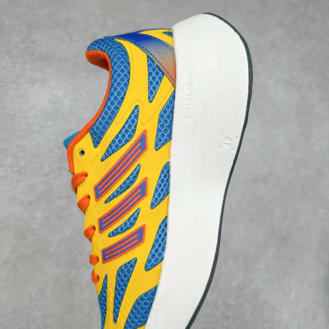 图片[7]-AD Adizero Aruku 全新跑鞋 JQ7391 以永动机为灵感的前卫造型 以及时下流行的厚底设定 让人无比期待 “Aruku” 在日文中是行走的意思 昭示了这是一双定位于大众日常训练或慢跑的鞋款 黑、白、红三色的撞色外观 搭配街头感、现代感十足的鞋面线条勾勒 格外引人注目 搭配丰沛的全新 Swirlfoam 泡棉厚底 虽然不像顶级竞速跑鞋那般极致 但也将日常舒适和时尚颜值平衡到位 尺码：36 36.5 37.5 38 38.5 39 40 40.5 41 42 42.5 43 44 44.5 45-选品中心