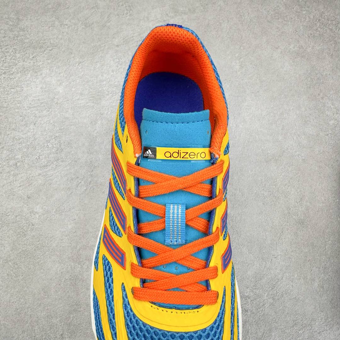 图片[5]-AD Adizero Aruku 全新跑鞋 JQ7391 以永动机为灵感的前卫造型 以及时下流行的厚底设定 让人无比期待 “Aruku” 在日文中是行走的意思 昭示了这是一双定位于大众日常训练或慢跑的鞋款 黑、白、红三色的撞色外观 搭配街头感、现代感十足的鞋面线条勾勒 格外引人注目 搭配丰沛的全新 Swirlfoam 泡棉厚底 虽然不像顶级竞速跑鞋那般极致 但也将日常舒适和时尚颜值平衡到位 尺码：36 36.5 37.5 38 38.5 39 40 40.5 41 42 42.5 43 44 44.5 45-选品中心