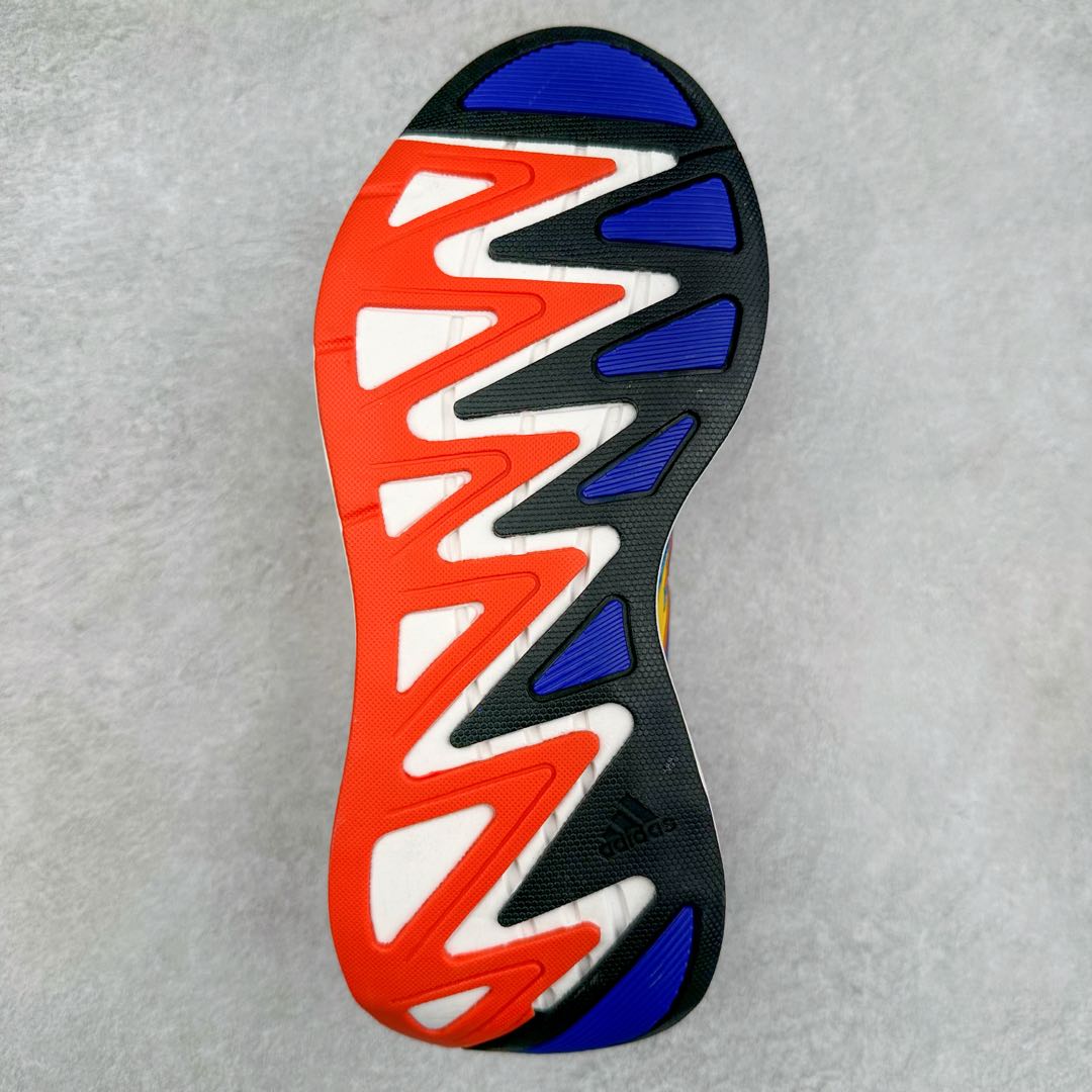 图片[9]-AD Adizero Aruku 全新跑鞋 JQ7391 以永动机为灵感的前卫造型 以及时下流行的厚底设定 让人无比期待 “Aruku” 在日文中是行走的意思 昭示了这是一双定位于大众日常训练或慢跑的鞋款 黑、白、红三色的撞色外观 搭配街头感、现代感十足的鞋面线条勾勒 格外引人注目 搭配丰沛的全新 Swirlfoam 泡棉厚底 虽然不像顶级竞速跑鞋那般极致 但也将日常舒适和时尚颜值平衡到位 尺码：36 36.5 37.5 38 38.5 39 40 40.5 41 42 42.5 43 44 44.5 45-选品中心