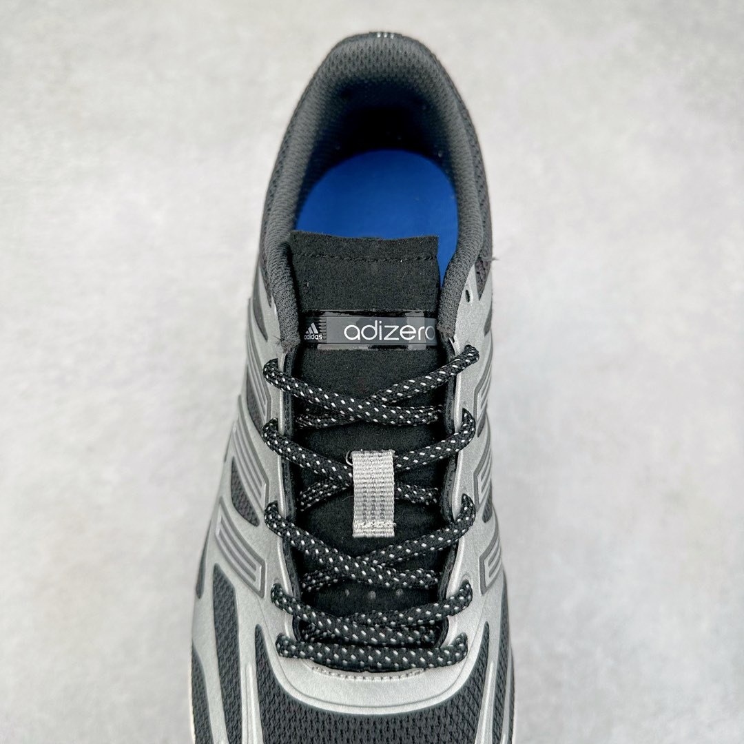 图片[5]-AD Adizero Aruku 全新跑鞋 JQ5658 以永动机为灵感的前卫造型 以及时下流行的厚底设定 让人无比期待 “Aruku” 在日文中是行走的意思 昭示了这是一双定位于大众日常训练或慢跑的鞋款 黑、白、红三色的撞色外观 搭配街头感、现代感十足的鞋面线条勾勒 格外引人注目 搭配丰沛的全新 Swirlfoam 泡棉厚底 虽然不像顶级竞速跑鞋那般极致 但也将日常舒适和时尚颜值平衡到位 尺码：36 36.5 37.5 38 38.5 39 40 40.5 41 42 42.5 43 44 44.5 45-选品中心