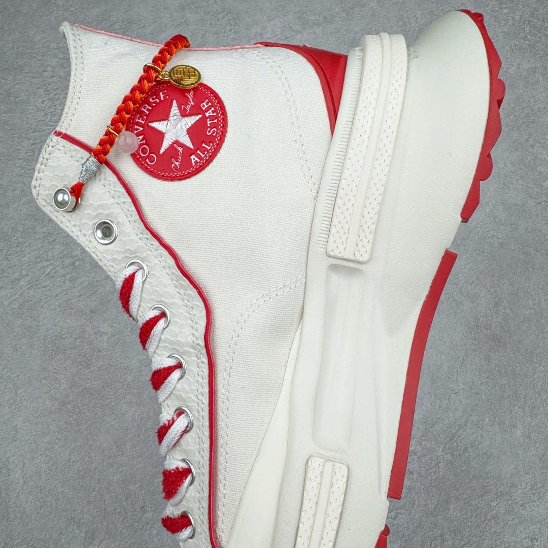图片[7]-2025蛇年生肖款 新年氛围感拉满 CONVERSE蛇年限定系列夹心厚底鞋好看又好穿 时髦度直接提升一个level 自带“转运红绳”配饰 还有小珍珠和福字挂牌 新年穿新鞋走好运的好意头就有了 红白配色也泰有新年氛围感了吧 醒目的夹心厚底也真的对小个子太友好了 福扣、蛇纹拼接、红绳珍珠和星星鞋饰点缀！！ 寓意新年好彩头 货号：A13346C 尺码：35 36 36.5 37 37.5 38 39 39.5 40 41 41.5 42 42.5 43 44-选品中心