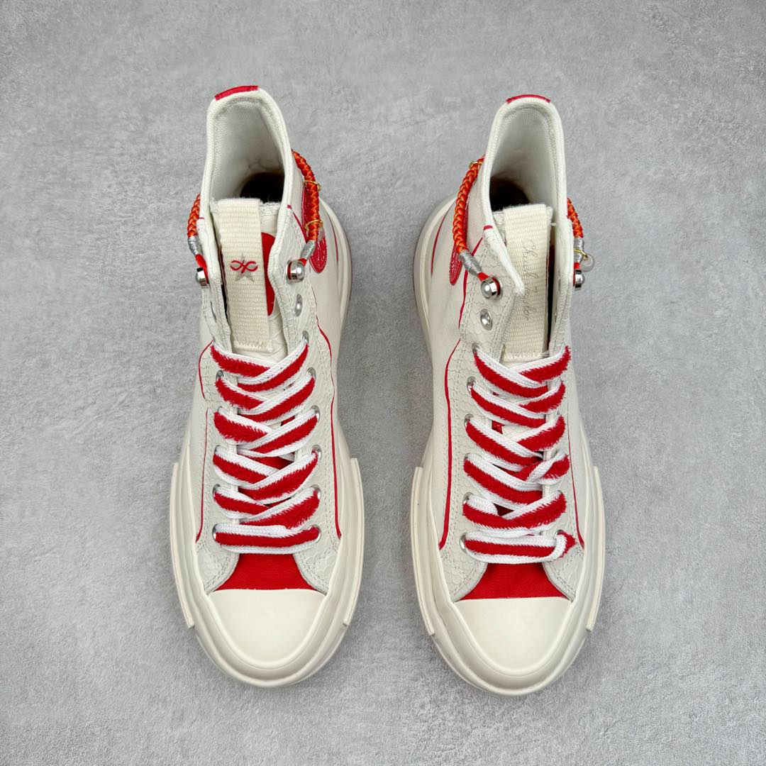 图片[2]-2025蛇年生肖款 新年氛围感拉满 CONVERSE蛇年限定系列夹心厚底鞋好看又好穿 时髦度直接提升一个level 自带“转运红绳”配饰 还有小珍珠和福字挂牌 新年穿新鞋走好运的好意头就有了 红白配色也泰有新年氛围感了吧 醒目的夹心厚底也真的对小个子太友好了 福扣、蛇纹拼接、红绳珍珠和星星鞋饰点缀！！ 寓意新年好彩头 货号：A13346C 尺码：35 36 36.5 37 37.5 38 39 39.5 40 41 41.5 42 42.5 43 44-选品中心