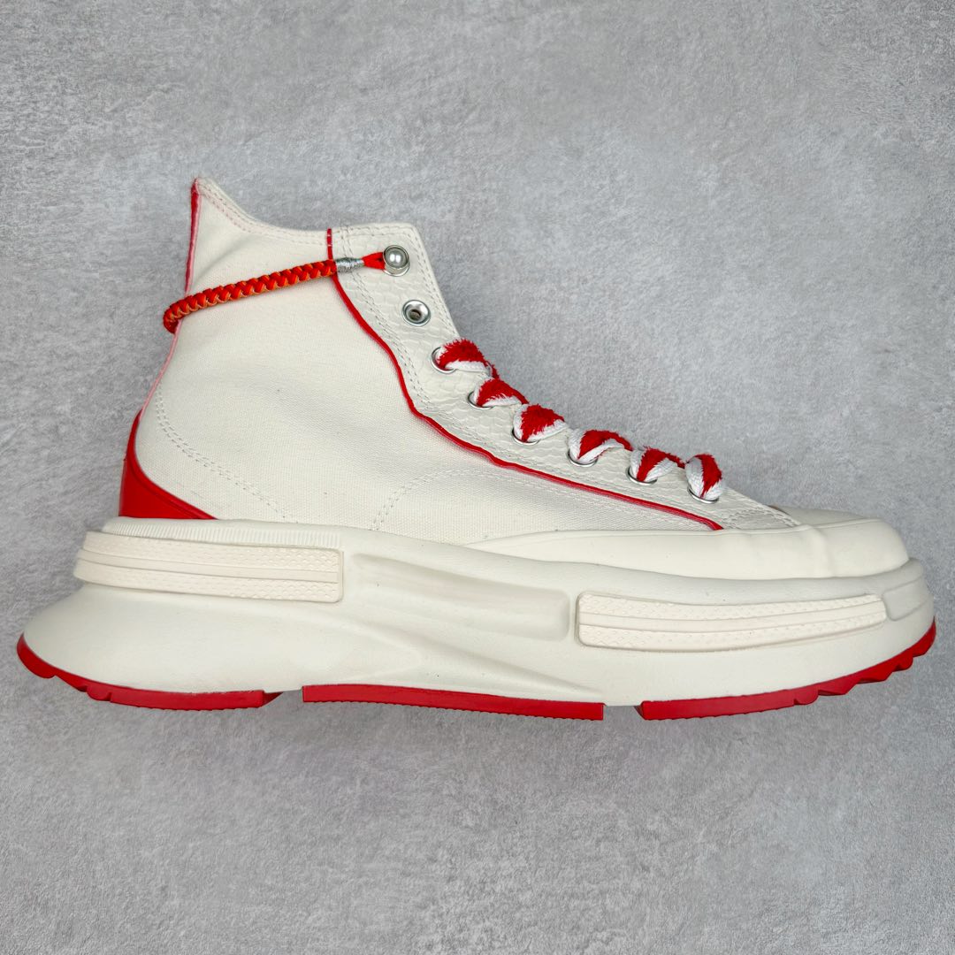 2025蛇年生肖款 新年氛围感拉满 CONVERSE蛇年限定系列夹心厚底鞋好看又好穿 时髦度直接提升一个level 自带“转运红绳”配饰 还有小珍珠和福字挂牌 新年穿新鞋走好运的好意头就有了 红白配色也泰有新年氛围感了吧 醒目的夹心厚底也真的对小个子太友好了 福扣、蛇纹拼接、红绳珍珠和星星鞋饰点缀！！ 寓意新年好彩头 货号：A13346C 尺码：35 36 36.5 37 37.5 38 39 39.5 40 41 41.5 42 42.5 43 44-选品中心