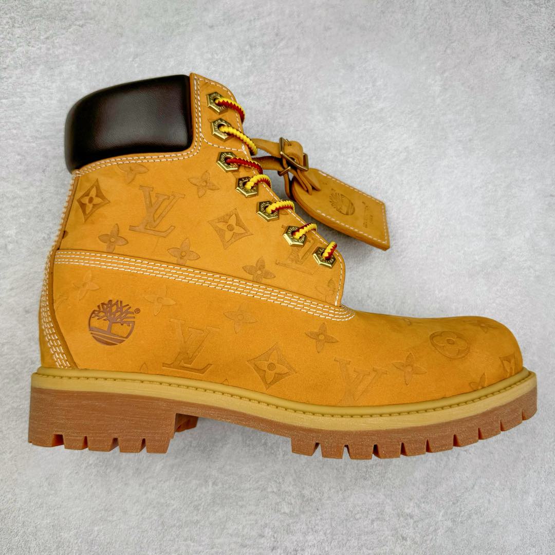 ＃纯原 Louis Vuitton x Timberland 6 Inch Leather Ankle Boots LV联名添柏岚系列经典复古户外6英寸休闲工装天伯伦大黄靴 东莞代工品质#内标Timberland LOGO带有紫光防伪标识#升级厚实抽屉礼品鞋盒及全套代购包装说明书防尘布袋物件#原楦原纸版数据开发版型#原厂宝元注射机#四线电脑车线并齐#采用进口Monogram 压纹头层磨砂皮料鞋面材质全部内里搭配真皮革材料!!)#原装一致全磨砂皮领口#六边蜂窝抗疲劳减震PU鞋垫#轻便防滑橡胶发泡组合底 LV x Timberland 及踝靴依托路易威登的精湛匠艺于意大利悉心制作，以 Timberland 的工装风范瞩目亮相 Pharrell Williams 打造的2024 秋冬男装秀场。粒面正绒面皮革和隔热内衬塑造 Timberland 经典设计的放大版本Timberland 外底呈现 Monogram 元素。接缝密封结构升级舒适体验和耐磨性能 Monogram 粒面牛皮革鞋领和合作标识标签丰富细节。粒面正绒面牛皮革 隔热 PimaLoft 内衬 接缝密封结构 圆形织物鞋带 橡胶外底 Monogram 粒面牛皮革鞋领 饰钉和搭扣镂刻路易威登标识 标签、鞋舌和内底点缀路易威登巴黎 x Timberland 标识 侧面 Timberland 标识 鞋底凸纹饰有 Monogram 图案 尺码：女35.5 36 37 38 39 39.5/ 男40 41 42 43 44 45 46（皮鞋码 比运动鞋偏大一码！）-选品中心