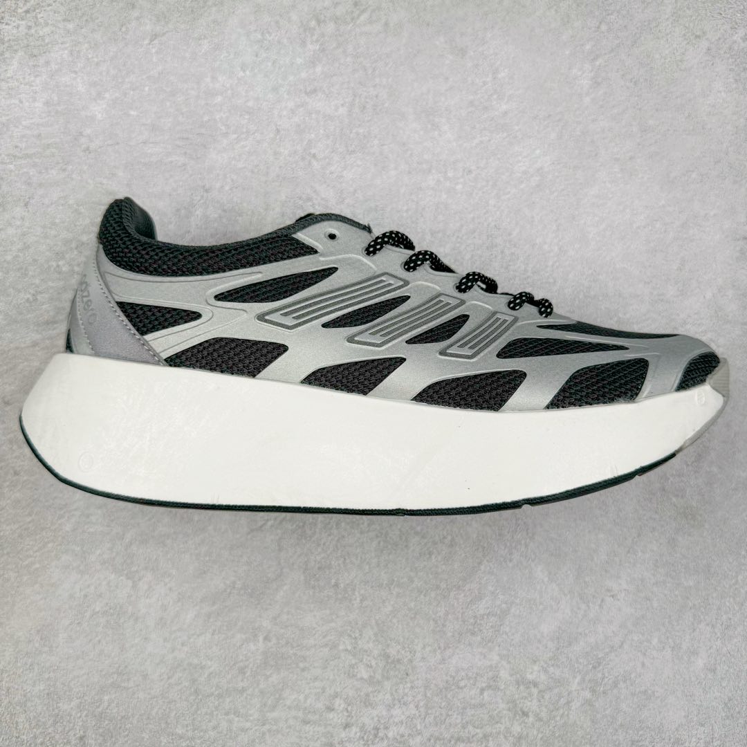 AD Adizero Aruku 全新跑鞋 JQ5658 以永动机为灵感的前卫造型 以及时下流行的厚底设定 让人无比期待 “Aruku” 在日文中是行走的意思 昭示了这是一双定位于大众日常训练或慢跑的鞋款 黑、白、红三色的撞色外观 搭配街头感、现代感十足的鞋面线条勾勒 格外引人注目 搭配丰沛的全新 Swirlfoam 泡棉厚底 虽然不像顶级竞速跑鞋那般极致 但也将日常舒适和时尚颜值平衡到位 尺码：36 36.5 37.5 38 38.5 39 40 40.5 41 42 42.5 43 44 44.5 45-选品中心