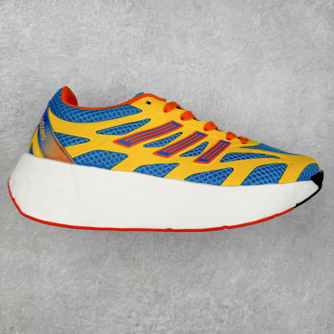 AD Adizero Aruku 全新跑鞋 JQ7391 以永动机为灵感的前卫造型 以及时下流行的厚底设定 让人无比期待 “Aruku” 在日文中是行走的意思 昭示了这是一双定位于大众日常训练或慢跑的鞋款 黑、白、红三色的撞色外观 搭配街头感、现代感十足的鞋面线条勾勒 格外引人注目 搭配丰沛的全新 Swirlfoam 泡棉厚底 虽然不像顶级竞速跑鞋那般极致 但也将日常舒适和时尚颜值平衡到位 尺码：36 36.5 37.5 38 38.5 39 40 40.5 41 42 42.5 43 44 44.5 45-选品中心