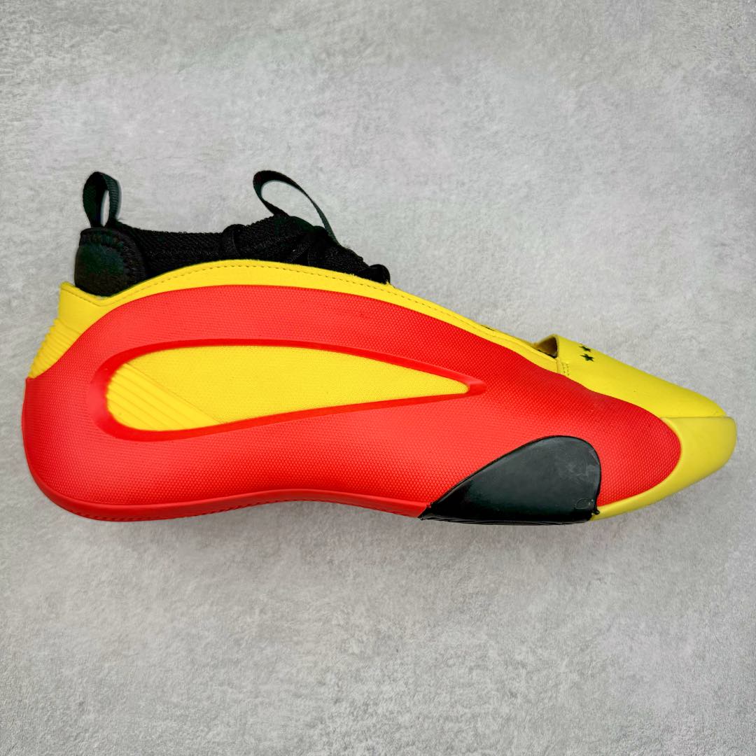 AD Harden Vol. 8 哈登八代签名篮球鞋 IE2688 采用了“袜套式”设计，在十多年前这一设计极为风靡，将帅气和简洁融为一体。现在Harden Vol. 8将袜套鞋领重新拾起，并配合内靴，易穿脱且包裹佳。泪滴形EVA结构骨架提供横向支持和快速移动时的稳定性。全掌JET BOOST科技提供缓震和能量反馈，助你整场保持活力。多向“JH”抓地纹路设计提供优秀抓地力，使球员能够在场上迅速变向、急停或启动，更好地掌控比赛。尺码：40 40.5 41 42 42.5 43 44 44.5 45 46-选品中心