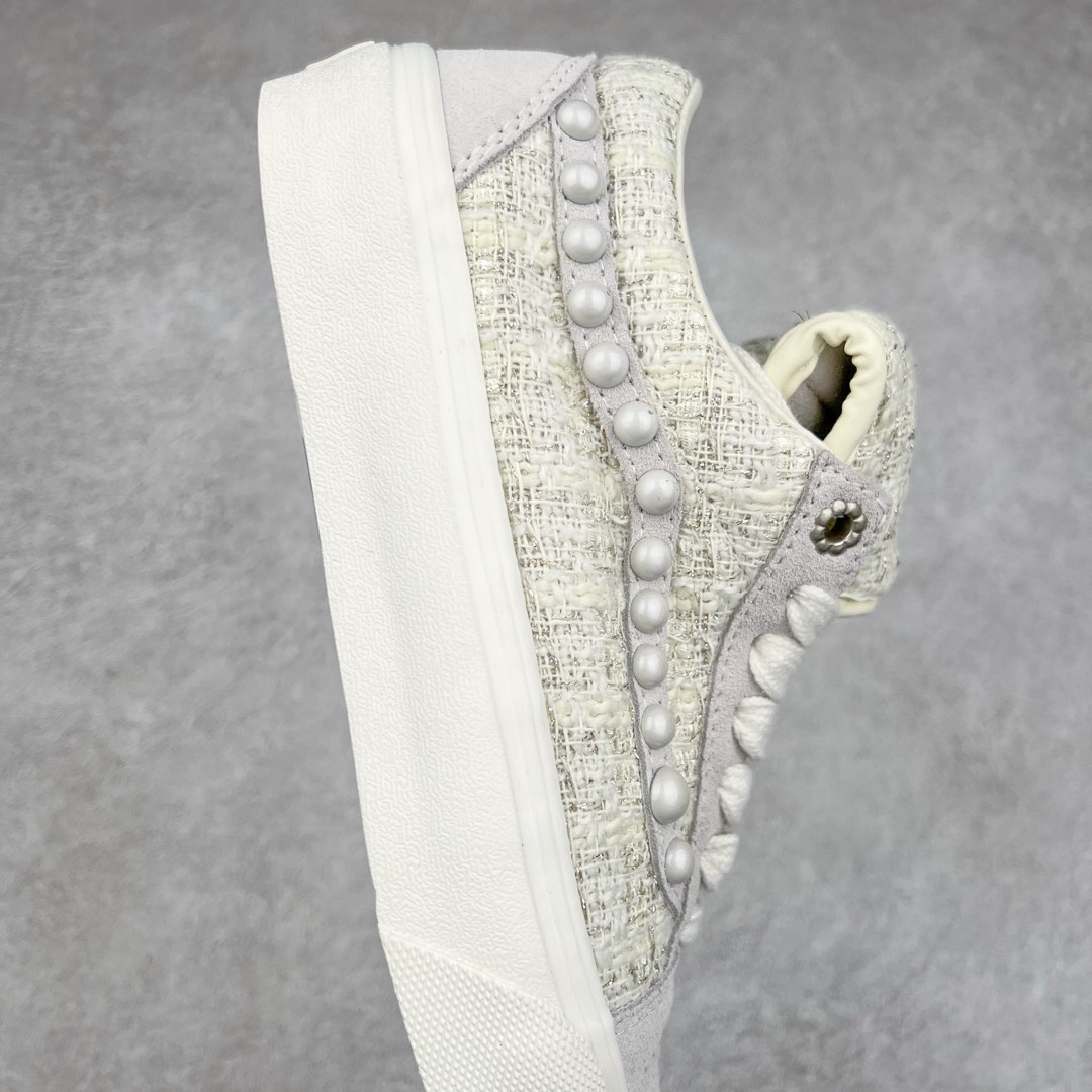 图片[6]-张权蛇年限定 x Vans Old Skool 珍珠波点小香风休闲鞋 艺术家张权以贪吃蛇为设计灵感 为万斯设计了蛇年限定款 采用小香风和麂皮拼接材质 珍珠侧边条纹 定制金属鞋带孔 珍珠大小略微不同 勾画出更和谐的线条感 巧思满满 珍珠和小香风的组合 富贵感十足 货号：VN000EEMQC5 尺码：35 36 36.5 37 38 38.5 39 40 40.5 41 42 42.5 43 44 45 工艺：硫化1：1（重量1：1、真标、原钢印、材质标、鞋型标、合格证）-选品中心