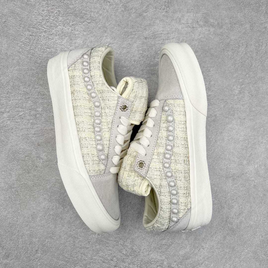 图片[3]-张权蛇年限定 x Vans Old Skool 珍珠波点小香风休闲鞋 艺术家张权以贪吃蛇为设计灵感 为万斯设计了蛇年限定款 采用小香风和麂皮拼接材质 珍珠侧边条纹 定制金属鞋带孔 珍珠大小略微不同 勾画出更和谐的线条感 巧思满满 珍珠和小香风的组合 富贵感十足 货号：VN000EEMQC5 尺码：35 36 36.5 37 38 38.5 39 40 40.5 41 42 42.5 43 44 45 工艺：硫化1：1（重量1：1、真标、原钢印、材质标、鞋型标、合格证）-选品中心