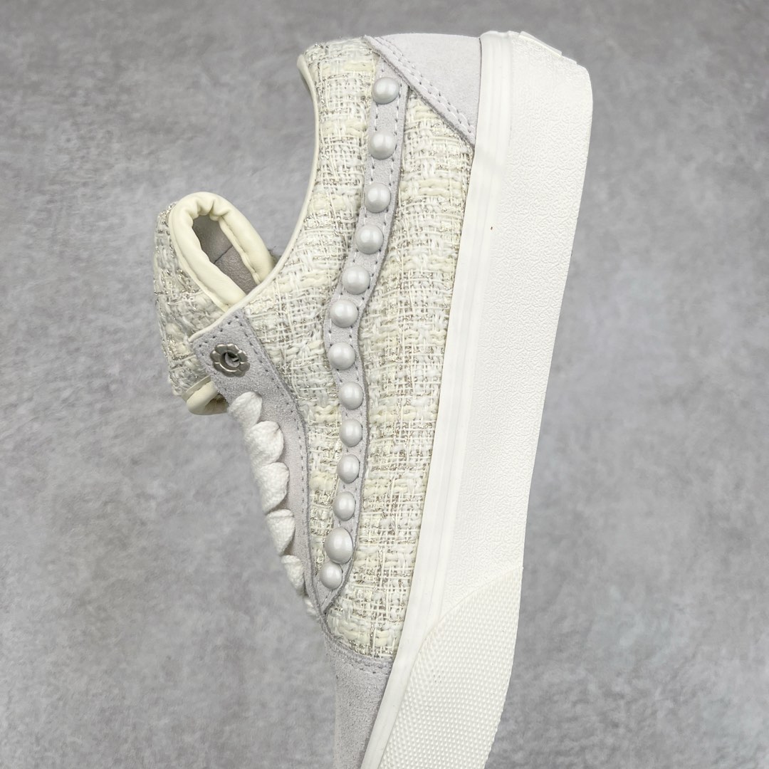 图片[7]-张权蛇年限定 x Vans Old Skool 珍珠波点小香风休闲鞋 艺术家张权以贪吃蛇为设计灵感 为万斯设计了蛇年限定款 采用小香风和麂皮拼接材质 珍珠侧边条纹 定制金属鞋带孔 珍珠大小略微不同 勾画出更和谐的线条感 巧思满满 珍珠和小香风的组合 富贵感十足 货号：VN000EEMQC5 尺码：35 36 36.5 37 38 38.5 39 40 40.5 41 42 42.5 43 44 45 工艺：硫化1：1（重量1：1、真标、原钢印、材质标、鞋型标、合格证）-选品中心