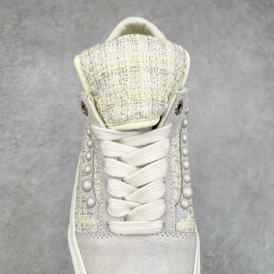 图片[5]-张权蛇年限定 x Vans Old Skool 珍珠波点小香风休闲鞋 艺术家张权以贪吃蛇为设计灵感 为万斯设计了蛇年限定款 采用小香风和麂皮拼接材质 珍珠侧边条纹 定制金属鞋带孔 珍珠大小略微不同 勾画出更和谐的线条感 巧思满满 珍珠和小香风的组合 富贵感十足 货号：VN000EEMQC5 尺码：35 36 36.5 37 38 38.5 39 40 40.5 41 42 42.5 43 44 45 工艺：硫化1：1（重量1：1、真标、原钢印、材质标、鞋型标、合格证）-选品中心
