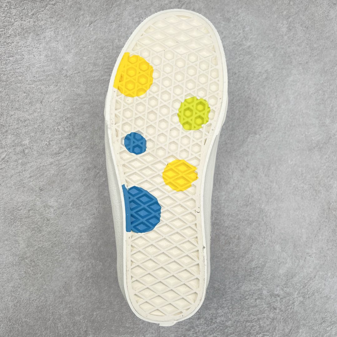 图片[9]-张权蛇年限定 x Vans Old Skool 珍珠波点小香风休闲鞋 艺术家张权以贪吃蛇为设计灵感 为万斯设计了蛇年限定款 采用小香风和麂皮拼接材质 珍珠侧边条纹 定制金属鞋带孔 珍珠大小略微不同 勾画出更和谐的线条感 巧思满满 珍珠和小香风的组合 富贵感十足 货号：VN000EEMQC5 尺码：35 36 36.5 37 38 38.5 39 40 40.5 41 42 42.5 43 44 45 工艺：硫化1：1（重量1：1、真标、原钢印、材质标、鞋型标、合格证）-选品中心