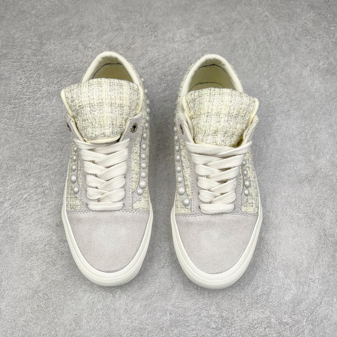 图片[2]-张权蛇年限定 x Vans Old Skool 珍珠波点小香风休闲鞋 艺术家张权以贪吃蛇为设计灵感 为万斯设计了蛇年限定款 采用小香风和麂皮拼接材质 珍珠侧边条纹 定制金属鞋带孔 珍珠大小略微不同 勾画出更和谐的线条感 巧思满满 珍珠和小香风的组合 富贵感十足 货号：VN000EEMQC5 尺码：35 36 36.5 37 38 38.5 39 40 40.5 41 42 42.5 43 44 45 工艺：硫化1：1（重量1：1、真标、原钢印、材质标、鞋型标、合格证）-选品中心