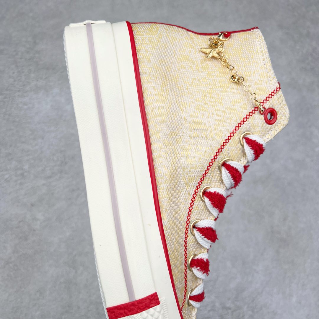 图片[6]-Converse All Star Lift 厚底蛇年限定高帮 新年新气象‼️ 匡威CNY蛇年限定按时报到 中国红多有节日氛围呀 每一双都细节满满，诚意十足 双色聚酯提花鞋面，超有质感 鞋跟配有小金星星链条 哑光沙丁布鞋舌和后跟，时尚感爆棚 金色金属绕圈蛇形鞋带珠宝 亮点满满 每一双小细节上都寓意新年好运无限 货号：A13351C 尺码：35 36 36.5 37 37.5 38 39 39.5 40 41 41.5 42 42.5 43 44-选品中心