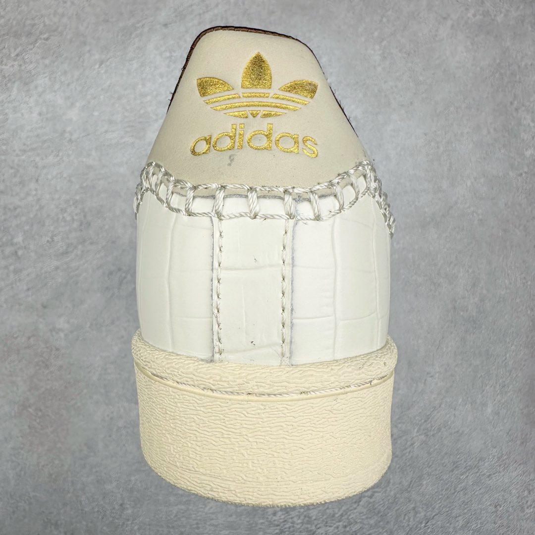 图片[8]-AD Originals Superstar 经典复古贝壳头板鞋 JP7161 诞生于1969年 是第一双将全皮面鞋 身与橡胶鞋头结合在一起的低帮篮球鞋 Superstar最开始 是作为高帮篮球鞋Pro Model的低帮版本而出现的 但因为其独特和醒目的橡胶鞋头造型而让大家熟知 被大家形象地称为\\\”shelltoe\\\”贝壳头 在70年代的美国职业篮球场上 接近3/4的NBA球员都将这双Superstar作为场上用鞋 80年代之后 经过不断的改良和发展 Superstar逐渐成为横跨时装、音乐、街头文化、休闲和运动等各大领域的时尚潮鞋 尺码：36 36.5 37 38 38.5 39 40 40.5 41 42 42.5 43 44 44.5 45-选品中心