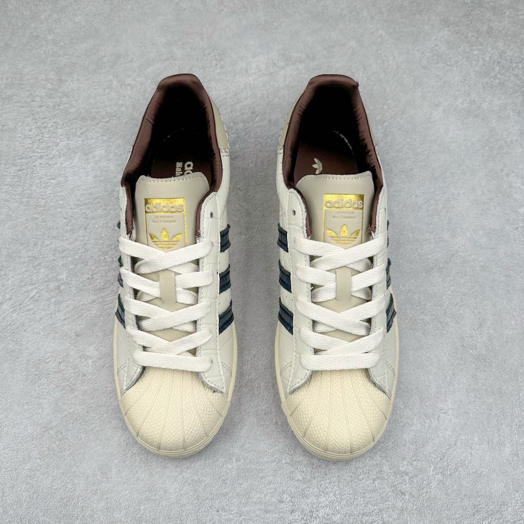 图片[2]-AD Originals Superstar 经典复古贝壳头板鞋 JP7161 诞生于1969年 是第一双将全皮面鞋 身与橡胶鞋头结合在一起的低帮篮球鞋 Superstar最开始 是作为高帮篮球鞋Pro Model的低帮版本而出现的 但因为其独特和醒目的橡胶鞋头造型而让大家熟知 被大家形象地称为\\\”shelltoe\\\”贝壳头 在70年代的美国职业篮球场上 接近3/4的NBA球员都将这双Superstar作为场上用鞋 80年代之后 经过不断的改良和发展 Superstar逐渐成为横跨时装、音乐、街头文化、休闲和运动等各大领域的时尚潮鞋 尺码：36 36.5 37 38 38.5 39 40 40.5 41 42 42.5 43 44 44.5 45-选品中心