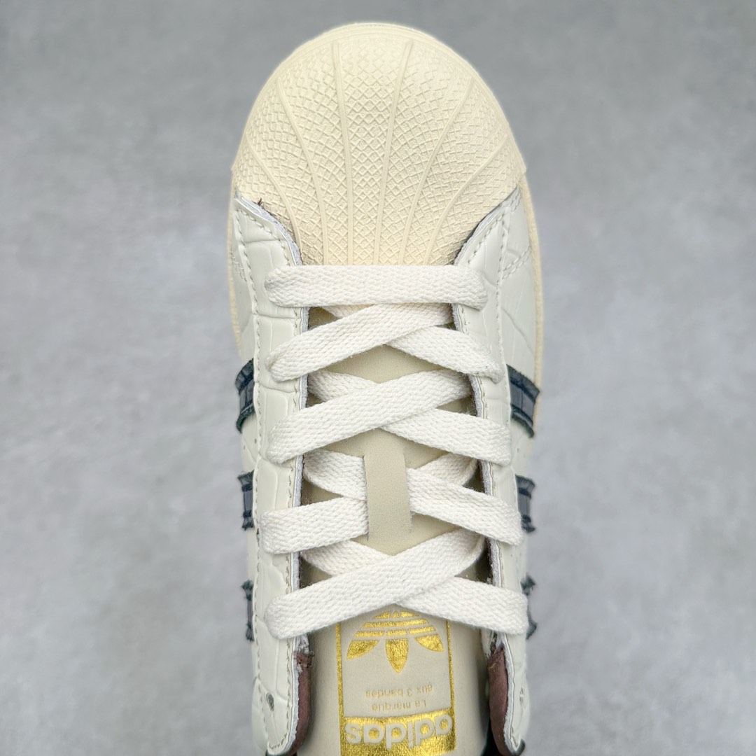 图片[4]-AD Originals Superstar 经典复古贝壳头板鞋 JP7161 诞生于1969年 是第一双将全皮面鞋 身与橡胶鞋头结合在一起的低帮篮球鞋 Superstar最开始 是作为高帮篮球鞋Pro Model的低帮版本而出现的 但因为其独特和醒目的橡胶鞋头造型而让大家熟知 被大家形象地称为\\\”shelltoe\\\”贝壳头 在70年代的美国职业篮球场上 接近3/4的NBA球员都将这双Superstar作为场上用鞋 80年代之后 经过不断的改良和发展 Superstar逐渐成为横跨时装、音乐、街头文化、休闲和运动等各大领域的时尚潮鞋 尺码：36 36.5 37 38 38.5 39 40 40.5 41 42 42.5 43 44 44.5 45-选品中心