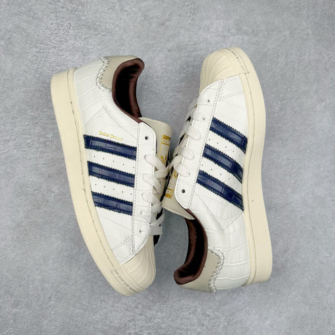 图片[3]-AD Originals Superstar 经典复古贝壳头板鞋 JP7161 诞生于1969年 是第一双将全皮面鞋 身与橡胶鞋头结合在一起的低帮篮球鞋 Superstar最开始 是作为高帮篮球鞋Pro Model的低帮版本而出现的 但因为其独特和醒目的橡胶鞋头造型而让大家熟知 被大家形象地称为\\\”shelltoe\\\”贝壳头 在70年代的美国职业篮球场上 接近3/4的NBA球员都将这双Superstar作为场上用鞋 80年代之后 经过不断的改良和发展 Superstar逐渐成为横跨时装、音乐、街头文化、休闲和运动等各大领域的时尚潮鞋 尺码：36 36.5 37 38 38.5 39 40 40.5 41 42 42.5 43 44 44.5 45-选品中心