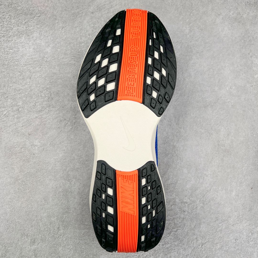 图片[9]-NK Zoom Pegasus Plus 超级飞马涡轮增压马拉松慢跑鞋 在设计上延续了原版鞋款的经典风格，向 Pegasus Turbo 致敬。鞋面采用 Flyknit 材质，巧妙地在不同区域实现紧密与松散的编织结合。标志性的尼龙中部条纹与原版 Turbo 设计呼应。原有的 Flywire 被内部毡织带替代。鞋领的衬垫和鞋跟支撑则为鞋面增添了完善的细节。与以往的 Turbo 型号采用双层泡沫不同，Pegasus Plus 使用了一体式 ZoomX 中底。鞋跟厚度为 35 毫米，前掌为 25 毫米，形成 10 毫米的落差，外底覆盖了大量橡胶，而 ZoomX 外露的部分也十分显眼。尺码：36 36.5 37.5 38 38.5 39 40 40.5 41 42 42.5 43 44 44.5 45-选品中心