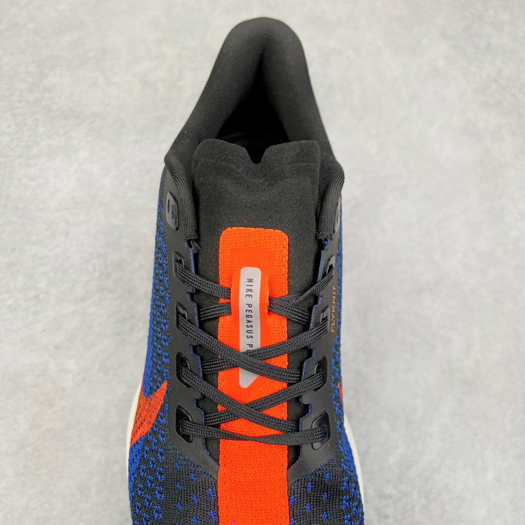 图片[5]-NK Zoom Pegasus Plus 超级飞马涡轮增压马拉松慢跑鞋 在设计上延续了原版鞋款的经典风格，向 Pegasus Turbo 致敬。鞋面采用 Flyknit 材质，巧妙地在不同区域实现紧密与松散的编织结合。标志性的尼龙中部条纹与原版 Turbo 设计呼应。原有的 Flywire 被内部毡织带替代。鞋领的衬垫和鞋跟支撑则为鞋面增添了完善的细节。与以往的 Turbo 型号采用双层泡沫不同，Pegasus Plus 使用了一体式 ZoomX 中底。鞋跟厚度为 35 毫米，前掌为 25 毫米，形成 10 毫米的落差，外底覆盖了大量橡胶，而 ZoomX 外露的部分也十分显眼。尺码：36 36.5 37.5 38 38.5 39 40 40.5 41 42 42.5 43 44 44.5 45-选品中心