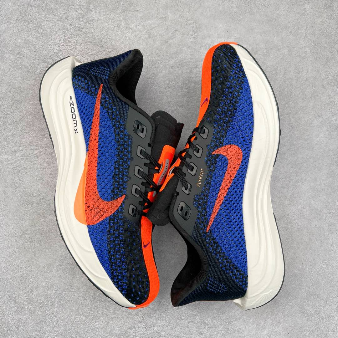 图片[3]-NK Zoom Pegasus Plus 超级飞马涡轮增压马拉松慢跑鞋 在设计上延续了原版鞋款的经典风格，向 Pegasus Turbo 致敬。鞋面采用 Flyknit 材质，巧妙地在不同区域实现紧密与松散的编织结合。标志性的尼龙中部条纹与原版 Turbo 设计呼应。原有的 Flywire 被内部毡织带替代。鞋领的衬垫和鞋跟支撑则为鞋面增添了完善的细节。与以往的 Turbo 型号采用双层泡沫不同，Pegasus Plus 使用了一体式 ZoomX 中底。鞋跟厚度为 35 毫米，前掌为 25 毫米，形成 10 毫米的落差，外底覆盖了大量橡胶，而 ZoomX 外露的部分也十分显眼。尺码：36 36.5 37.5 38 38.5 39 40 40.5 41 42 42.5 43 44 44.5 45-选品中心