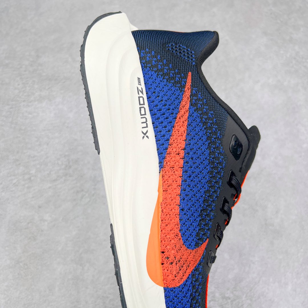 图片[6]-NK Zoom Pegasus Plus 超级飞马涡轮增压马拉松慢跑鞋 在设计上延续了原版鞋款的经典风格，向 Pegasus Turbo 致敬。鞋面采用 Flyknit 材质，巧妙地在不同区域实现紧密与松散的编织结合。标志性的尼龙中部条纹与原版 Turbo 设计呼应。原有的 Flywire 被内部毡织带替代。鞋领的衬垫和鞋跟支撑则为鞋面增添了完善的细节。与以往的 Turbo 型号采用双层泡沫不同，Pegasus Plus 使用了一体式 ZoomX 中底。鞋跟厚度为 35 毫米，前掌为 25 毫米，形成 10 毫米的落差，外底覆盖了大量橡胶，而 ZoomX 外露的部分也十分显眼。尺码：36 36.5 37.5 38 38.5 39 40 40.5 41 42 42.5 43 44 44.5 45-选品中心