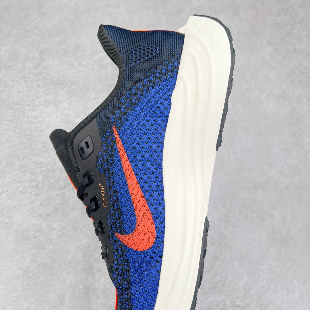 图片[7]-NK Zoom Pegasus Plus 超级飞马涡轮增压马拉松慢跑鞋 在设计上延续了原版鞋款的经典风格，向 Pegasus Turbo 致敬。鞋面采用 Flyknit 材质，巧妙地在不同区域实现紧密与松散的编织结合。标志性的尼龙中部条纹与原版 Turbo 设计呼应。原有的 Flywire 被内部毡织带替代。鞋领的衬垫和鞋跟支撑则为鞋面增添了完善的细节。与以往的 Turbo 型号采用双层泡沫不同，Pegasus Plus 使用了一体式 ZoomX 中底。鞋跟厚度为 35 毫米，前掌为 25 毫米，形成 10 毫米的落差，外底覆盖了大量橡胶，而 ZoomX 外露的部分也十分显眼。尺码：36 36.5 37.5 38 38.5 39 40 40.5 41 42 42.5 43 44 44.5 45-选品中心