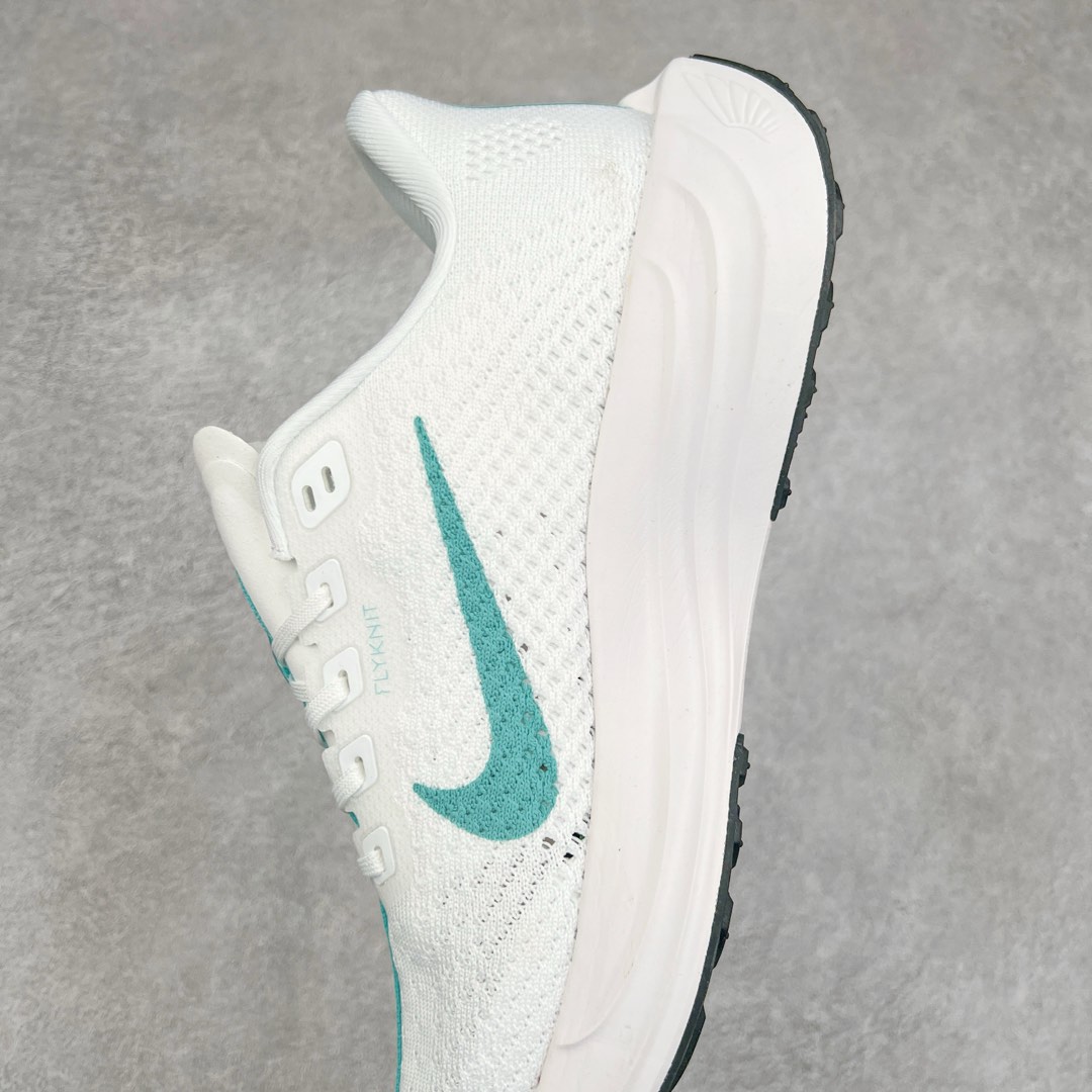 图片[7]-NK Zoom Pegasus Plus 超级飞马涡轮增压马拉松慢跑鞋 在设计上延续了原版鞋款的经典风格，向 Pegasus Turbo 致敬。鞋面采用 Flyknit 材质，巧妙地在不同区域实现紧密与松散的编织结合。标志性的尼龙中部条纹与原版 Turbo 设计呼应。原有的 Flywire 被内部毡织带替代。鞋领的衬垫和鞋跟支撑则为鞋面增添了完善的细节。与以往的 Turbo 型号采用双层泡沫不同，Pegasus Plus 使用了一体式 ZoomX 中底。鞋跟厚度为 35 毫米，前掌为 25 毫米，形成 10 毫米的落差，外底覆盖了大量橡胶，而 ZoomX 外露的部分也十分显眼。尺码：36 36.5 37.5 38 38.5 39 40 40.5 41 42 42.5 43 44 44.5 45-选品中心