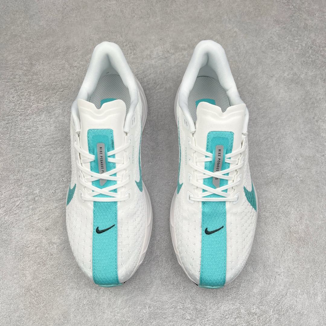 图片[2]-NK Zoom Pegasus Plus 超级飞马涡轮增压马拉松慢跑鞋 在设计上延续了原版鞋款的经典风格，向 Pegasus Turbo 致敬。鞋面采用 Flyknit 材质，巧妙地在不同区域实现紧密与松散的编织结合。标志性的尼龙中部条纹与原版 Turbo 设计呼应。原有的 Flywire 被内部毡织带替代。鞋领的衬垫和鞋跟支撑则为鞋面增添了完善的细节。与以往的 Turbo 型号采用双层泡沫不同，Pegasus Plus 使用了一体式 ZoomX 中底。鞋跟厚度为 35 毫米，前掌为 25 毫米，形成 10 毫米的落差，外底覆盖了大量橡胶，而 ZoomX 外露的部分也十分显眼。尺码：36 36.5 37.5 38 38.5 39 40 40.5 41 42 42.5 43 44 44.5 45-选品中心