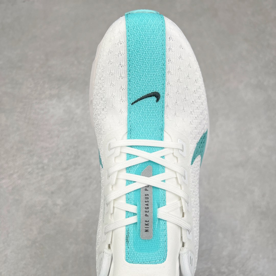 图片[4]-NK Zoom Pegasus Plus 超级飞马涡轮增压马拉松慢跑鞋 在设计上延续了原版鞋款的经典风格，向 Pegasus Turbo 致敬。鞋面采用 Flyknit 材质，巧妙地在不同区域实现紧密与松散的编织结合。标志性的尼龙中部条纹与原版 Turbo 设计呼应。原有的 Flywire 被内部毡织带替代。鞋领的衬垫和鞋跟支撑则为鞋面增添了完善的细节。与以往的 Turbo 型号采用双层泡沫不同，Pegasus Plus 使用了一体式 ZoomX 中底。鞋跟厚度为 35 毫米，前掌为 25 毫米，形成 10 毫米的落差，外底覆盖了大量橡胶，而 ZoomX 外露的部分也十分显眼。尺码：36 36.5 37.5 38 38.5 39 40 40.5 41 42 42.5 43 44 44.5 45-选品中心