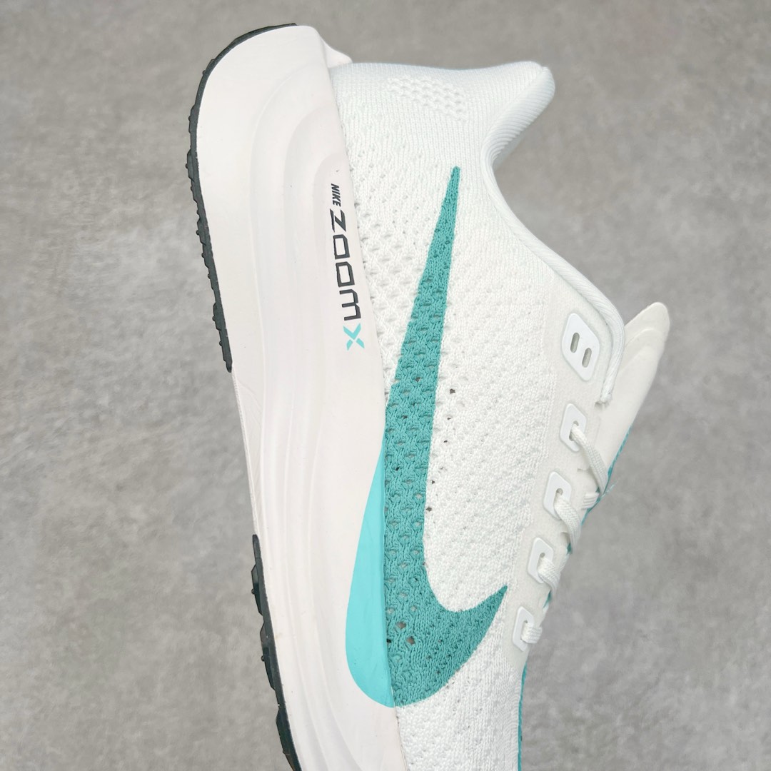 图片[6]-NK Zoom Pegasus Plus 超级飞马涡轮增压马拉松慢跑鞋 在设计上延续了原版鞋款的经典风格，向 Pegasus Turbo 致敬。鞋面采用 Flyknit 材质，巧妙地在不同区域实现紧密与松散的编织结合。标志性的尼龙中部条纹与原版 Turbo 设计呼应。原有的 Flywire 被内部毡织带替代。鞋领的衬垫和鞋跟支撑则为鞋面增添了完善的细节。与以往的 Turbo 型号采用双层泡沫不同，Pegasus Plus 使用了一体式 ZoomX 中底。鞋跟厚度为 35 毫米，前掌为 25 毫米，形成 10 毫米的落差，外底覆盖了大量橡胶，而 ZoomX 外露的部分也十分显眼。尺码：36 36.5 37.5 38 38.5 39 40 40.5 41 42 42.5 43 44 44.5 45-选品中心