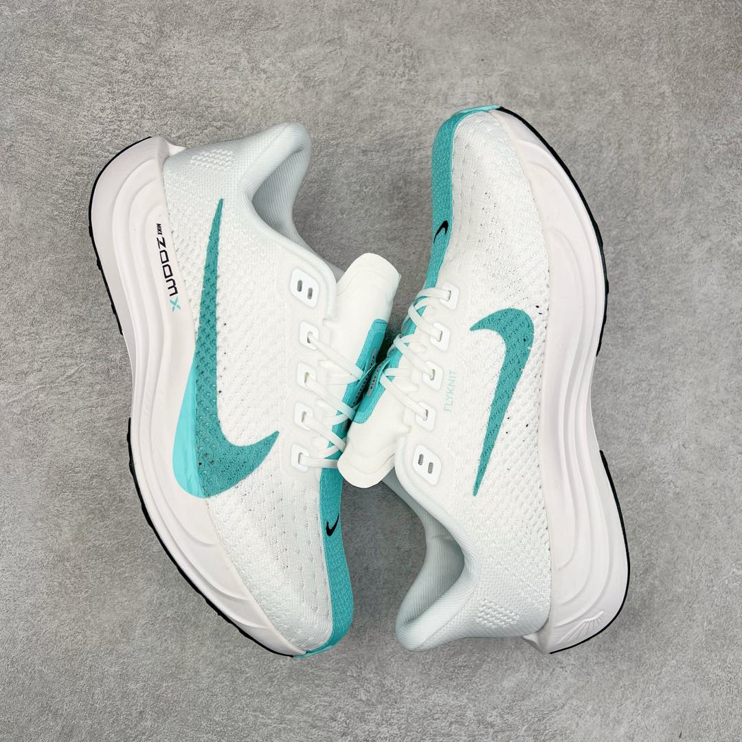 图片[3]-NK Zoom Pegasus Plus 超级飞马涡轮增压马拉松慢跑鞋 在设计上延续了原版鞋款的经典风格，向 Pegasus Turbo 致敬。鞋面采用 Flyknit 材质，巧妙地在不同区域实现紧密与松散的编织结合。标志性的尼龙中部条纹与原版 Turbo 设计呼应。原有的 Flywire 被内部毡织带替代。鞋领的衬垫和鞋跟支撑则为鞋面增添了完善的细节。与以往的 Turbo 型号采用双层泡沫不同，Pegasus Plus 使用了一体式 ZoomX 中底。鞋跟厚度为 35 毫米，前掌为 25 毫米，形成 10 毫米的落差，外底覆盖了大量橡胶，而 ZoomX 外露的部分也十分显眼。尺码：36 36.5 37.5 38 38.5 39 40 40.5 41 42 42.5 43 44 44.5 45-选品中心